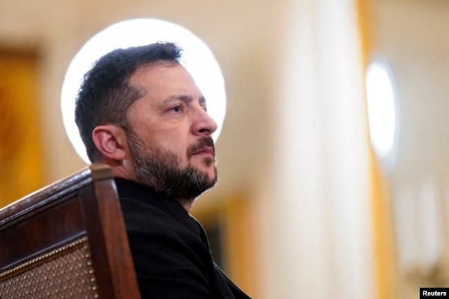 Володимир Зеленський слухає виступ європейських колег
