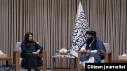 روزماری دیکارلو، معاون سرمنشی ملل متحد در امور صلح و سیاست و سراج‌الدین حقانی، وزیر داخلۀ حکومت طالبان