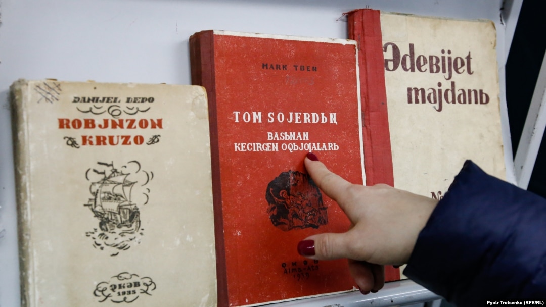 Жалаңаш письки бар жас балапандар Мәскеуден келген ерлі-зайыптылар жыныстық қатынас үшін ер адамды іздейді.