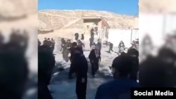 Кадр із відео, на якому зафіксовано, як іранські сили безпеки стріляють по протестувальниках під час демонстрацій у Малекшахі, Іран, 3 січня 2025 року