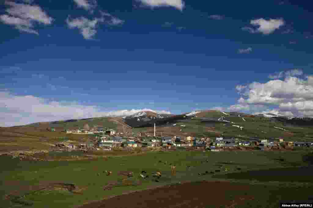 Bu ərazi Birinci Dünya Müharibəsi ərəfəsində üz-üzə gələn Osmanlı və Çar Rusiyası qoşunlarının ən qızğın döyüş meydanı olub. 1915-ci ilin dekabrın son günlərində Çar qoşunlarını mühasirəyə salmaq üçün gözlənilmədən hücuma keçən Osmanlı qoşunlarının böyük bir hissəsi bu görünən "Allahu Əkbər" dağlarında donaraq ölmüşdülər.