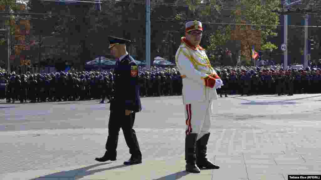 Spate în spate și voioși nevoie mare de Ziua Independenței...