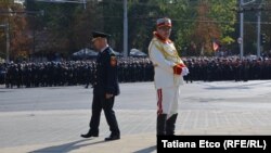 Ziua Independenței de cealaltă parte a cordonului de poliție... 