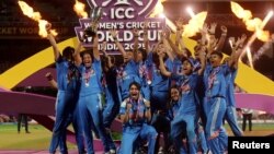 د هند د ښځو د کرکټ لوبغاړې د نړیوال جام تر ګټلو وروسته خوشالي کوي - د نومبر دویمې انځور.
