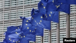 Єврокомісія зазначає, що фундаментальна перебудова політик чи інституцій ЄС не знадобиться. А низку запропонованих змін можна здійснити без перегляду чинних Договорів ЄС
