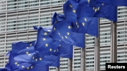 Посли країн ЄС погодили санкції проти 743 фізичних осіб і 826 компаній, пов’язаних із російським військово-промисловим комплексом, 7 жовтня. У початковій пропозиції, яку Європейська служба зовнішніх дій підготувала у вересні, було на одну особу і одну компанію більше
