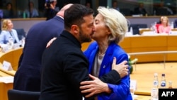 Ukrainian President Volodymyr Zelenskyy is greets European Commission President Ursula von der Leyen at a European Council meeting in Brussels on October 23.