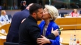 Ukrainian President Volodymyr Zelenskyy is welcomed by European Commission President Ursula von der Leyen during a European Council meeting on October 23, 2025.