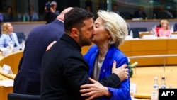 Ukrainian President Volodymyr Zelenskyy is welcomed by European Commission President Ursula von der Leyen during a European Council meeting on October 23, 2025.