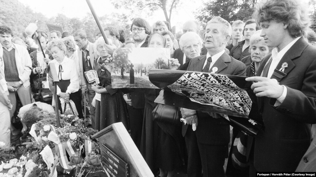 „Akkor úgy tűnt, egy nemzet hökkent meg saját múltján, a titkolt igazságon, s igazán gondolja: 'soha többé'. Mára ez sem igaz többé. Mi marad...? Komoly tények, száraz, objektív tudás az emberi természetről, az úgynevezett barátokról, a politikáról, a közéletről, a 'nemzeti egységről', szóval, az Életről. Marad a munka, a kötelesség, a további 'tanulás', s mindezt elfogadva ebben fellelni az értelmet, szabadságot. (...) Mint túlélőknek, van feladatunk – megőrizni és tovább adni 1956 és 1989 igaz, összetett emlékezetét. Pokoli nehéz feladat ebben a kutya világban – de nincs más út” – tette hozzá Jánosi Katalin