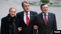 Ukrainian President Viktor Yushchenko (center) greets European Commission President Jose Manuel Barroso and the EU's external relations commissioner, Benita Ferrero-Waldner, in Kyiv.