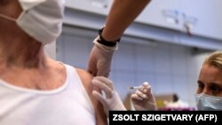 Egy férfi megkapja az első adag koronavírus elleni Szputnyik V-oltást a Magyar Honvédség budapesti orvosi központjában 2021. február 12-én.