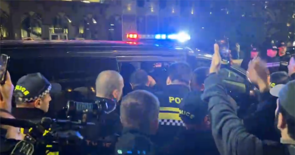 პოლიციამ რუსთაველზე დემონსტრანტები დააკავა