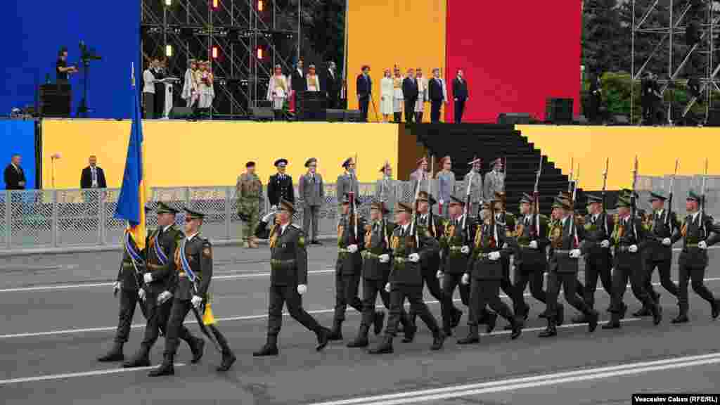 Detașament ucrainean, în timpul defilării prin fața tribunei oficiale. La parada dedicată aniversării a 35-a de la proclamarea Independenței au participat grupuri port-drapel din mai multe state partenere.