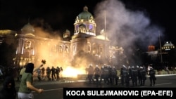 Sukobi policije i demonstranata ispred Skupštine Srbije 