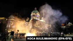 Sukobi policije i demonstranata ispred Skupštine Srbije 7 jula 2020.