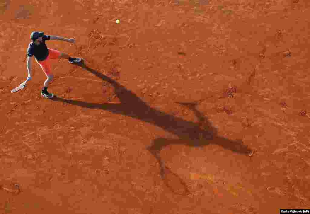 Austria&#39;s Dominic Thiem returns the ball to Bulgaria&#39;s Grigor Dimitrov during a tennis match at a charity tournament in Belgrade, Serbia. (AP/Darko Vojinovic)