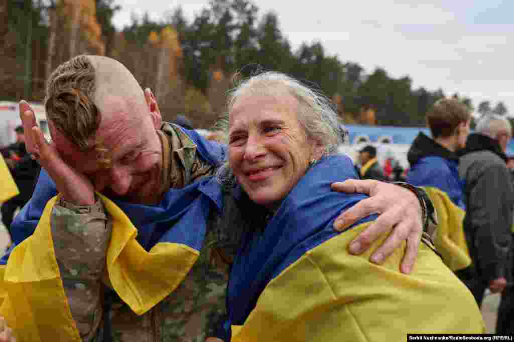 Український військовослужбовець Дмитро витирає сльози, обіймаючи свою дружину Ларису після її евакуації з їхнього рідного міста, Олешки, 31 жовтня 2026 року