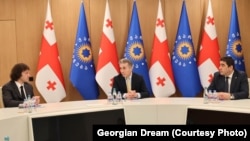 ირაკლი კობახიძე, ბიძინა ივანიშვილი და შალვა პაპუაშვილი „ქართული ოცნების“ პოლიტსაბჭოს სხდომაზე. 2026 წლის 27 თებერვალი