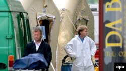 Посетители привокзальной пиццерии (в синих мешках) отведали смертельную дозу свинца