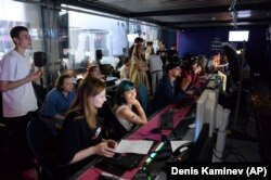 A független Dozsgy TV újságírói egyenként vonultak ki a stúdióból a bezárás napján