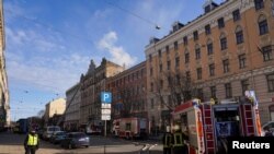 Vatrogasci na mjestu događaja u Rigi, Latvija, 28. aprila 2021. 