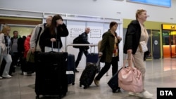 Български граждани пристигат на летище Варна след полет от Дубай.