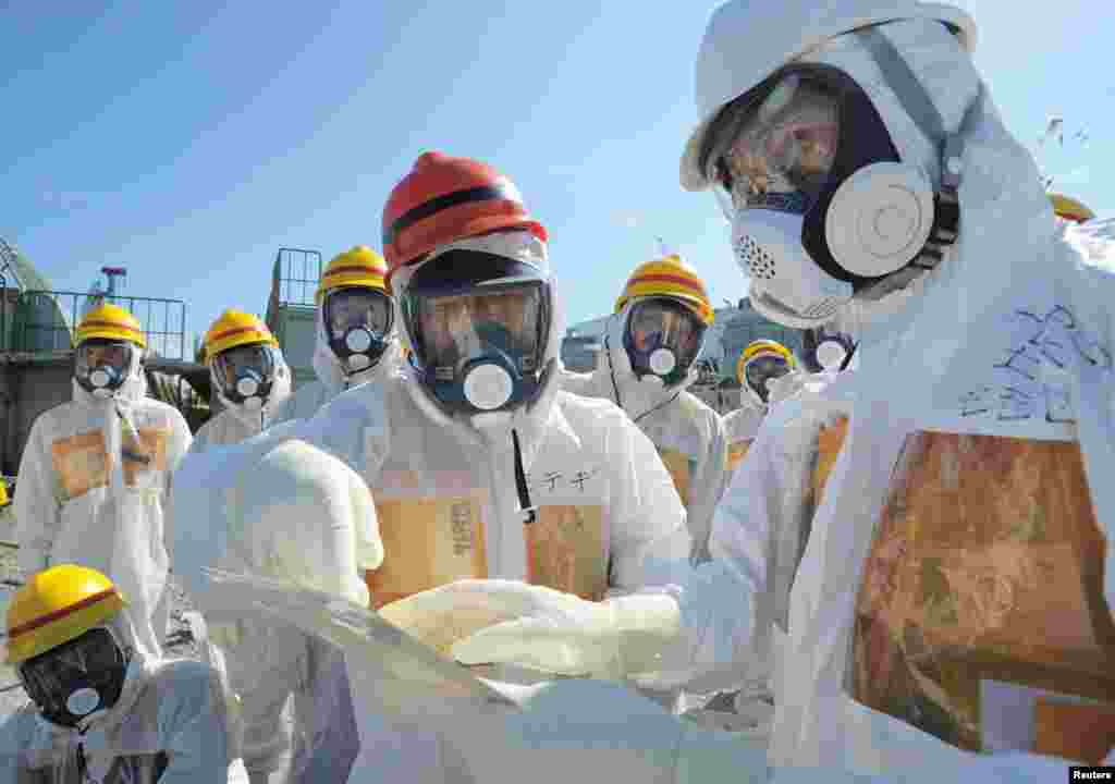 Japan's Economy, Trade, and Industry Minister Toshimitsu Motegi (center) visits the crippled Fukushima plant.