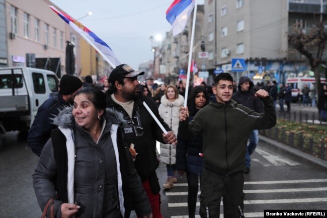 Mbështetësit e partive në pushtet në Serbi gjatë tubimit në Jagodinë.