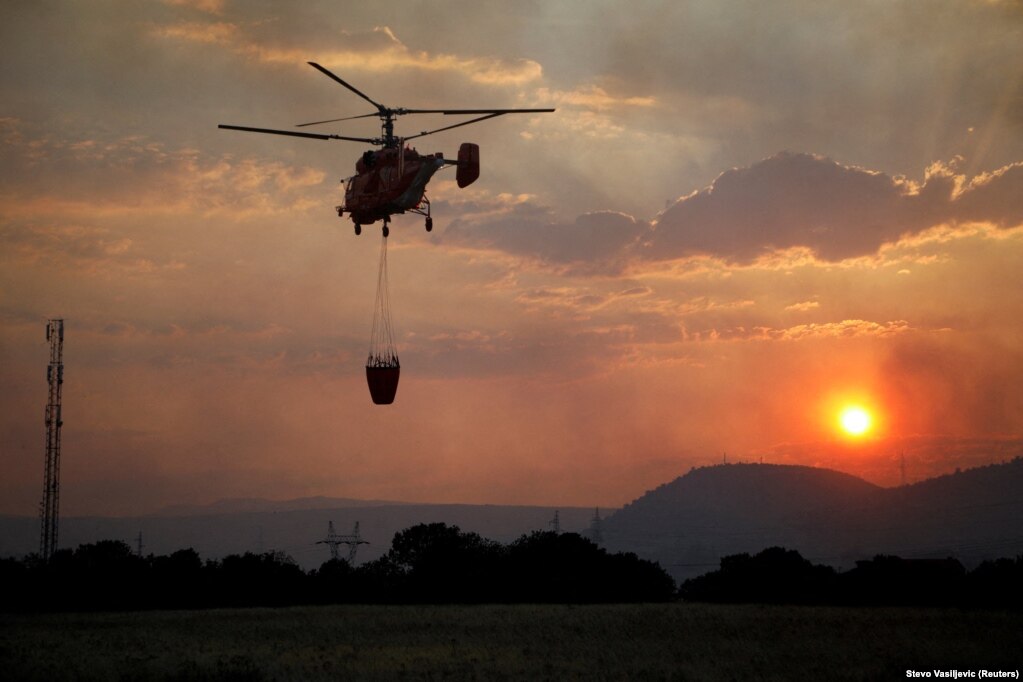 Një helikopter zjarrfikës duke fluturuar mbi Podgoricë të Malit të Zi, më 11 gusht.
