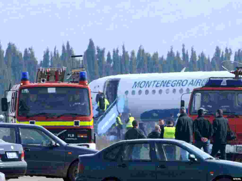 Crna Gora - Avion izgubio točak - Na putu za Rim, za vrijeme polijetanja, avion je izgubio točak ali je sletio bez problema, nije bilo povrijeđenih, 27. 02. 2009. Foto:Savo Prelević, RFE/RL