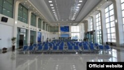 There are not too many people using Tashkent's airport these days as goring restrictions have prevented many people from traveling abroad. (file photo)