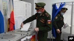 Ofiter rus votând în alegerile pentru Duma de Stat, Rostov-on-Don, September 17, 2021