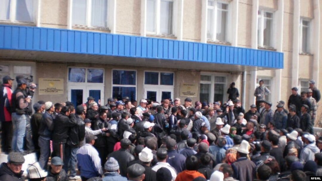 Нарындагы апрель айындагы митинг акциялары (архивдеги сүрөт) 