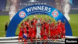 "Бавария" Чемпиондар лигасының кубогымен. Лиссабон, 23 тамыз 2020 жыл.