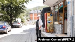Sagdati në rrugën e pashtruar para dyqanit të tij.