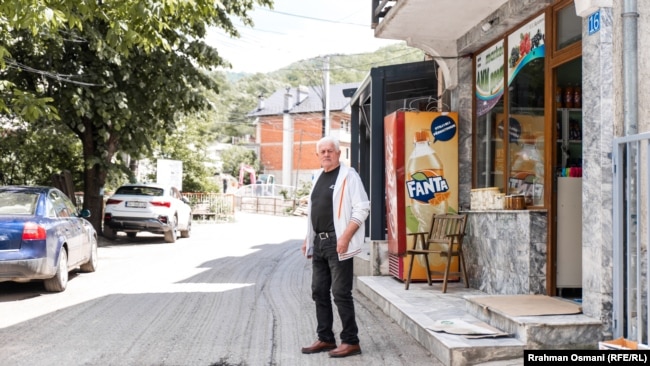 Sagdati në rrugën e pashtruar para dyqanit të tij.