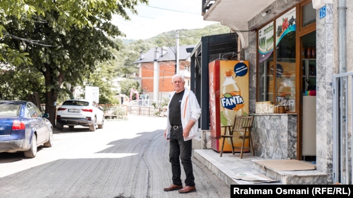 Sagdati në rrugën e pashtruar para dyqanit të tij.