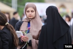 ქალები ესწრებიან მუსლიმური ცხოვრების წესის საერთაშორისო ფესტივალს, Wandi Bazar Visit Chechnya-ს ახმატ კადიროვის მოედანზე. გროზნო, 2024 წლის 3 მაისი.