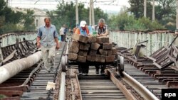 Без решения политических вопросов рассматривать экономическую целесообразность открытия железной дороги не имеет никакого смысла, какие бы транзитные выгоды не сулил Грузии этот процесс