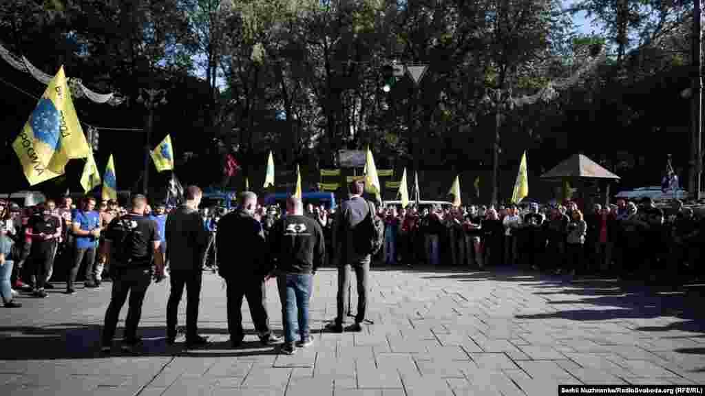 До мітингувальників вийшов міністр інфраструктури Володимир Омелян