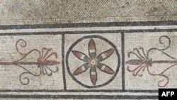 Podeaua din mozaic a „camerei negre” descoperite la Pompei.