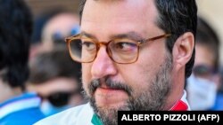 A Liga Matteo Salvini pártjának vezetője 2020. június 2-án a római Via del Corsón