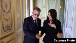 Франциянын президенти Эммануэл Макрон жана Саида Мирзиеева.