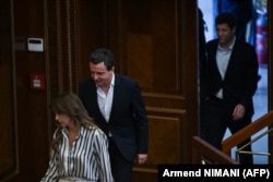 Kreu i LVV-së, Albin Kurti, dhe e propozuara e kësaj partie për kryeparlamentare, Albulena Haxhiu, në një nga vazhdimet e seancës konstituive. 21 korrik 2025.