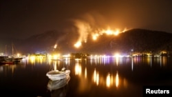 Plamen i dim iznad planina u selu Orhaniye u blizini Marmarisa, 4. august 2021.