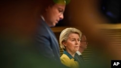 Președinta Comisiei Europene, Ursula von der Leyen, și comisarul european pentru vecinătate și extindere, Oliver Varhelyi, anunță presei deciziile luate în legătură cu cererile de aderare ale Ucrainei și R. Moldova 