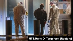 პოლიციის თანამშრომლები და ტექნიკოსები ამოწმებენ აშშ-ის საელჩოს შესასვლელს. ოსლო, 8 მარტი, 2026.