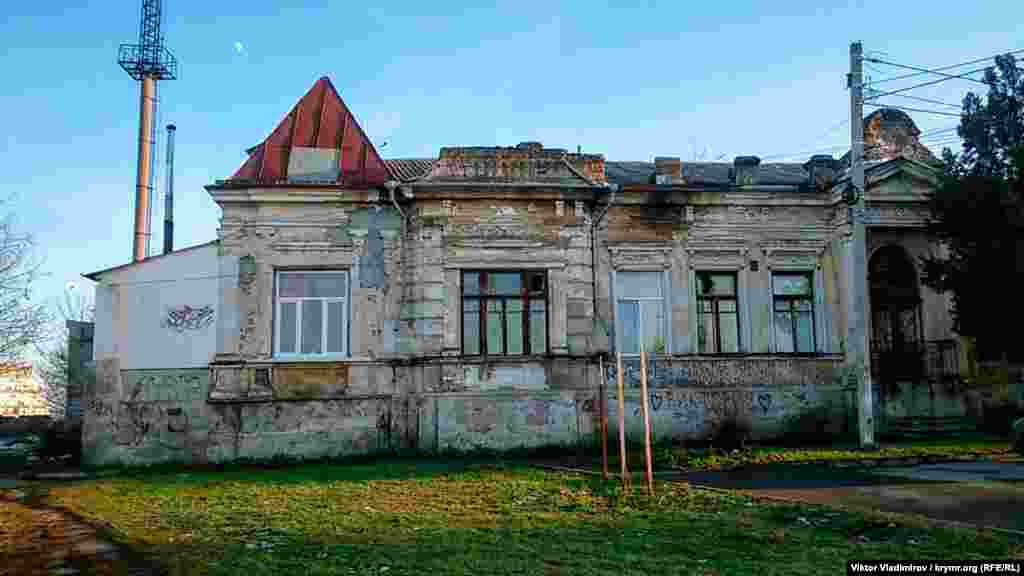 В этой части улица Ленина пересекается с улицей Студенческой. Здесь же она и заканчивается. Еще одно старое здание с неприглядным фасадом. По данным краеведов, в 1904 году здание построил бухгалтер городской управы Василий Макурин. В одной половине дома он жил с семьей, а в другой устроил курсы по подготовке бухгалтеров. В 1920 году в доме располагались штаб Красной Армии и комнаты Михаила Фрунзе, а во время Второй мировой войны жили немецкие офицеры-гестаповцы. Слева за зданием осталась труба не сохранившейся &quot;Паромукомольной мельницы Граната&quot;. Это высшая топографическая точка Симферополя