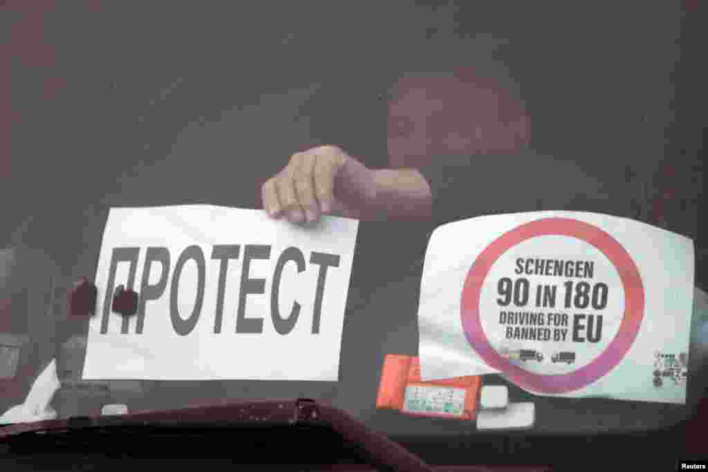 Возач на камион става натпис „Протест“ на својот камион за време на блокадата на превозниците на граничниот премин Богородица, на македонско-грчката граница.